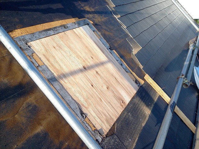 屋根トップライト撤去工事で生じた開口部を塞いが状況