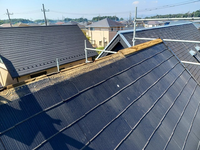 カラーベスト屋根カバー工事で貫板を撤去している状況