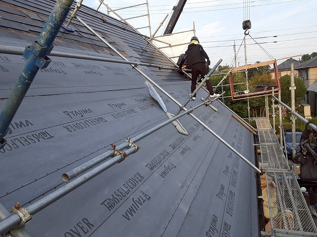 屋根カバー工事のルーフィング敷設工程施行状況