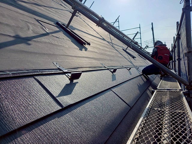 カバー工法による屋根改修工事の雪止め金具取り付け工程