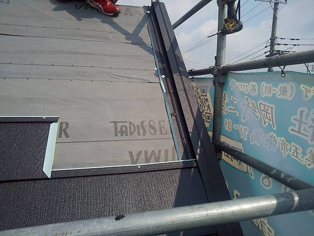 屋根カバー工事のSGL鋼板屋根「スーパーガルテクト」の端部納まり