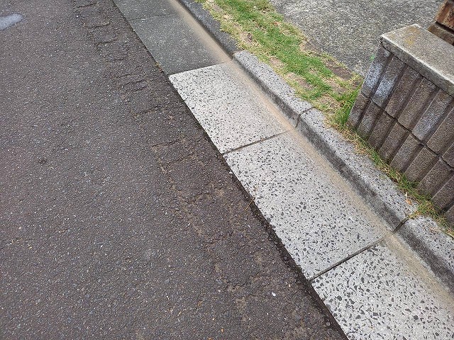 屋根リフォーム完成後の全面道路への清掃が完了した状況