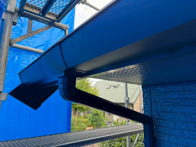 雨樋交換工事の集水器と竪樋の接続