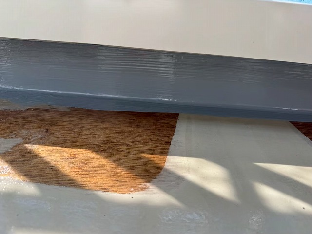 ベランダ防水工事の「フローン#11 立ち上がり用」による立ち上がり部分への施工が完了