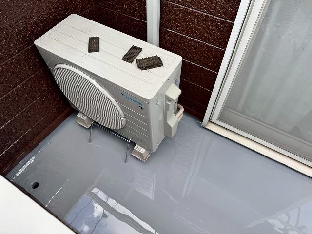 ベランダ防水修繕工事の「フローン11」を用いた重ね塗りが完了