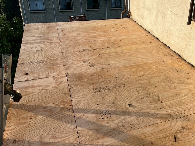 雨漏り修理のための屋根葺き替え工事の野地板増し張り完了状況