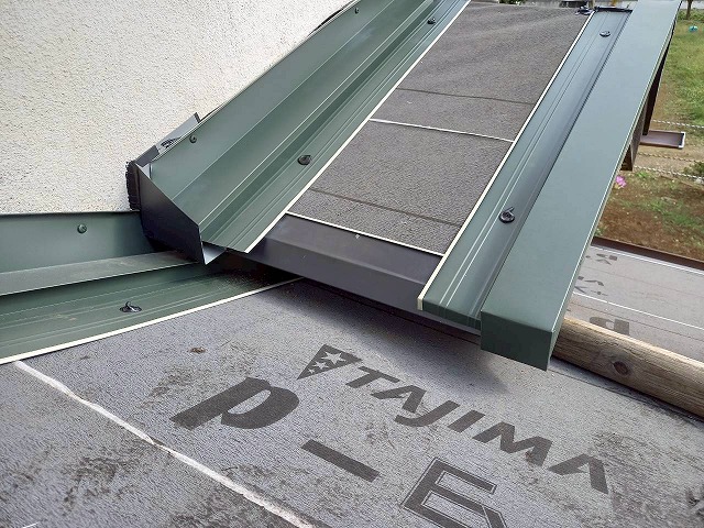 屋根葺き替え工事の下屋根部の水切り板金取り付けが完了