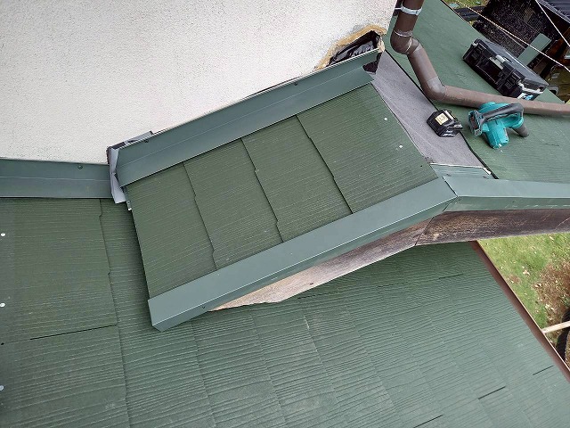 屋根葺き替え工事の下屋根が交差する部分への「コロニアルグラッサ」本体施工