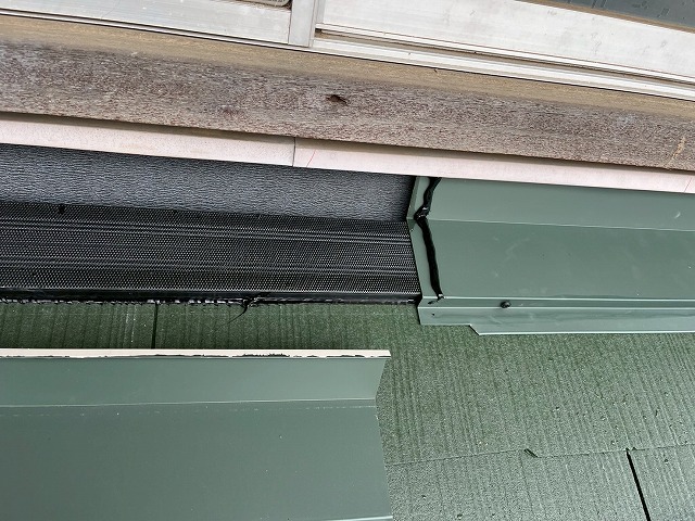 雨押え板金の重ね代部分に捨てコーキングを打設