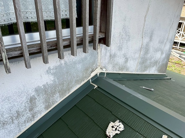 屋根葺き替え工事のコーキング処理が完了