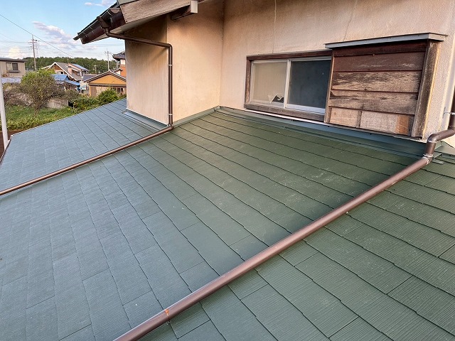 下屋根葺き替え工事のすべての工程が終了した状況