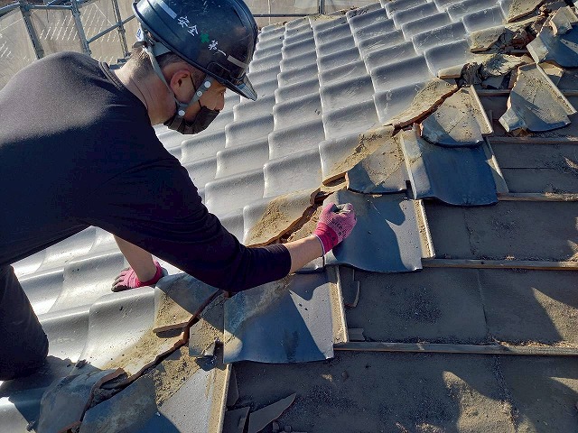 屋根葺き直し工事で隅棟部の勝手瓦にマーキング