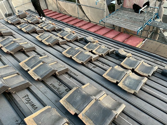 屋根葺き直し工事の瓦桟取り付けと瓦移動の完了状況