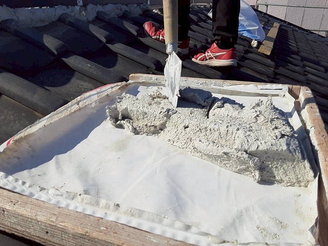 屋根葺き直し工事の大棟部土台づくりで使用する漆喰材