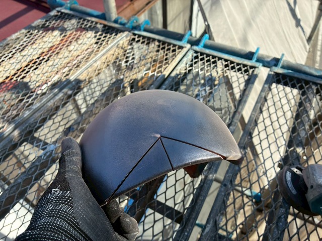 屋根葺き替え工事で隅棟部先端役物を加工している様子