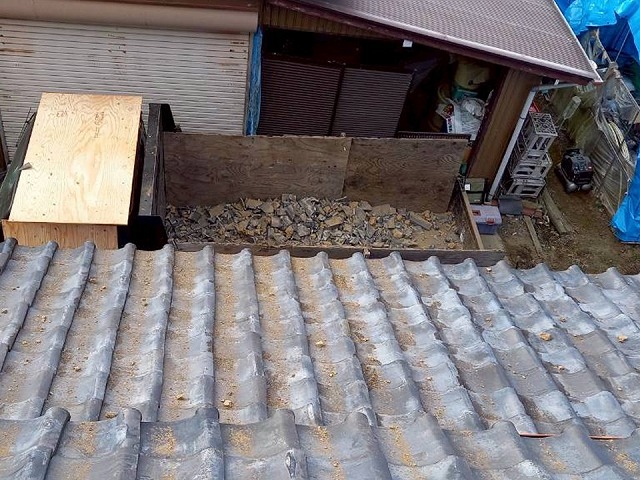 屋根葺き替え工事の解体した棟瓦や土、漆喰などを産業廃棄物運搬車両へ積み込み