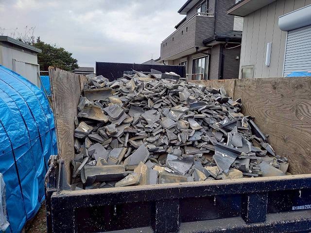 瓦屋根葺き替え工事で取り外した既存瓦を産業廃棄物運搬車両へ積み込み