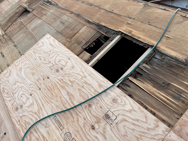 雨漏り修理のための瓦屋根葺き替え工事の野地板増し張り工程