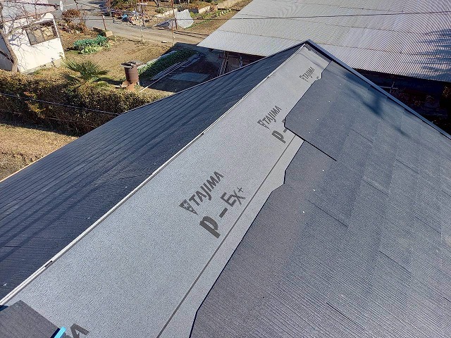 「コロニアルグラッサ」を用いた屋根葺き替え工事の施工状況