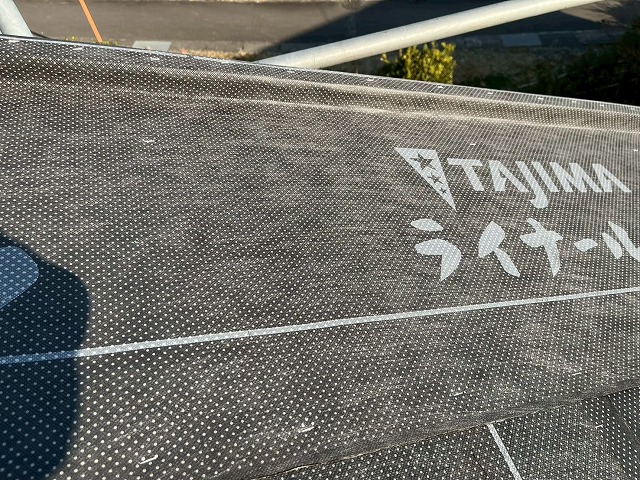 ケラバ部のぼり木に防水シートを被せて納めた状況