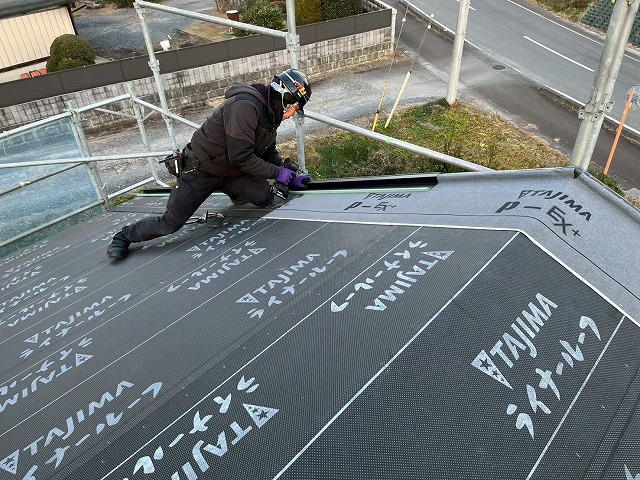 新築住宅屋根仕上げ工事の捨て水切りビス固定