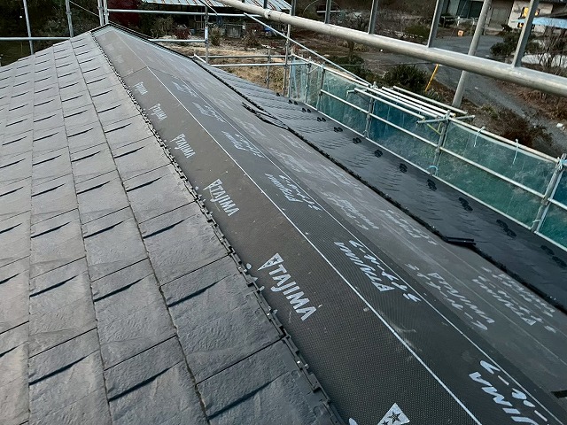 新築住宅屋根工事の「ROOGA（ルーガ）鉄平」を用いた本体施工状況