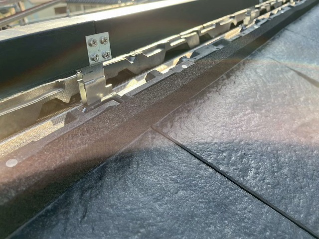 屋根棟部雨仕舞のための防水シーラー貼り付け