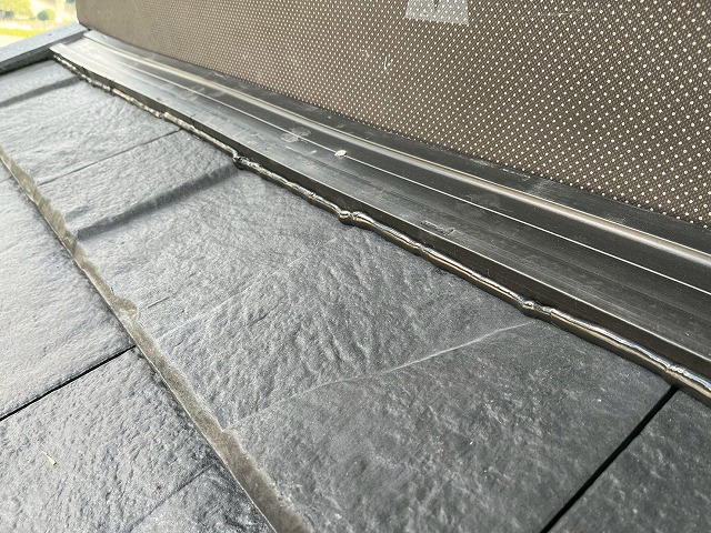 下屋根部貫板と屋根材との間にコーキングの打ち込み