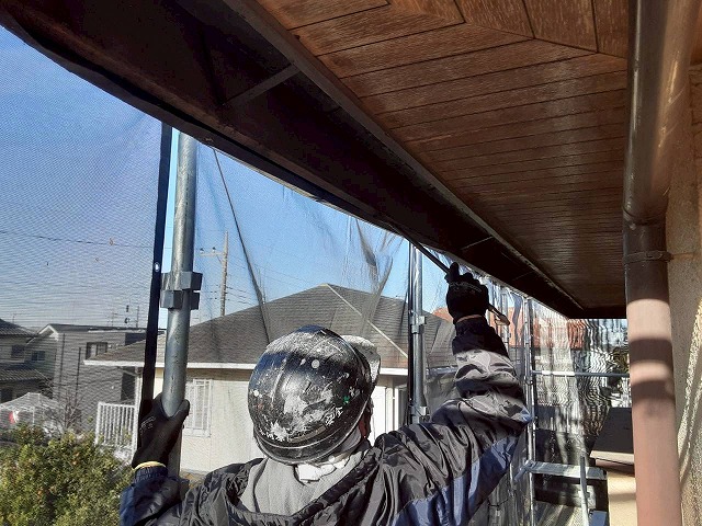 雨樋交換工事で樋隠しの板金をバールで剥がしている様子