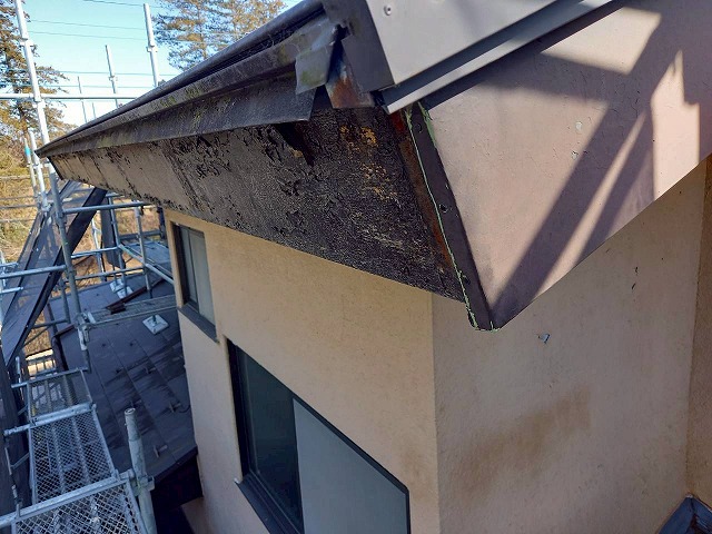 雨樋交換工事の既存雨樋や受け金具の撤去が完了