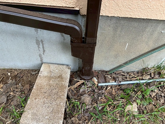 雨樋交換工事の2箇所の縦樋を1本にまとめる合流部へのP型集水器取り付け