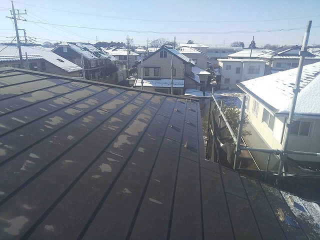 金属屋根塗装工事の高圧洗浄やケレン作業が完了