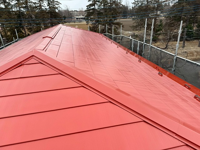 サビ止め塗料「SKマイルドボーセイ」を用いた金属屋根塗装の下塗りが完成