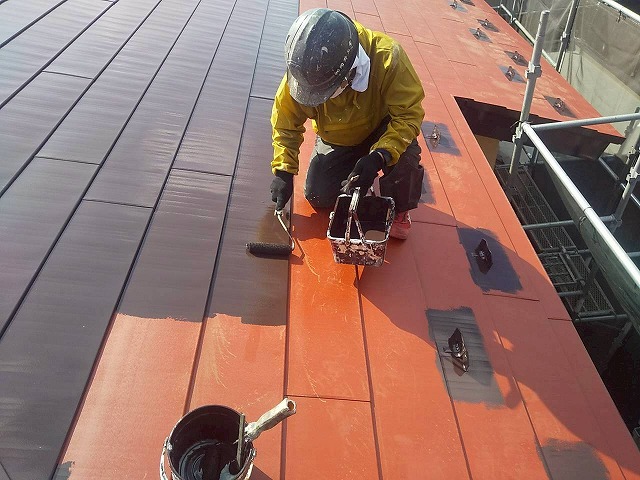 「エスケープレミアムルーフSi」による金属屋根塗装工事のローラー中塗り