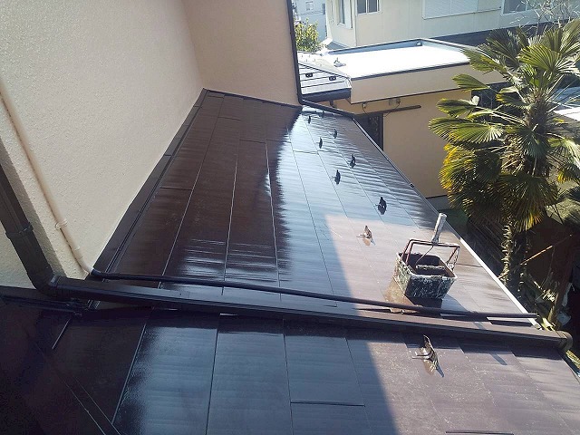 下屋根部への金属屋根塗装工事の3回塗りが完了した状況