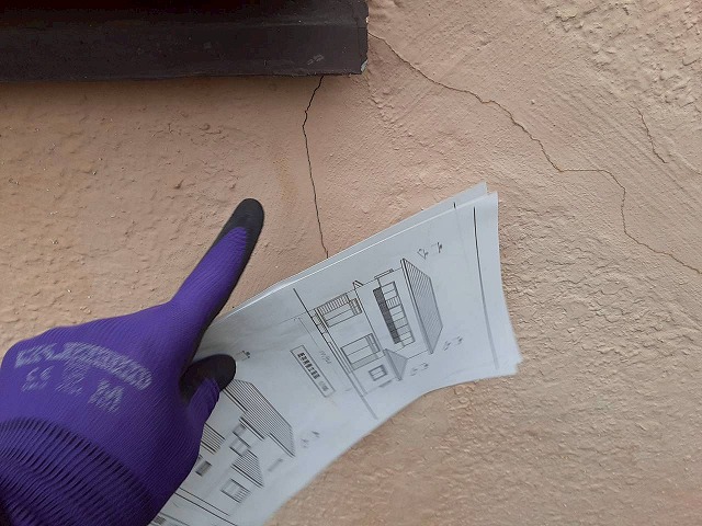 モルタル塗り外壁のひび割れなどを確認した現場調査