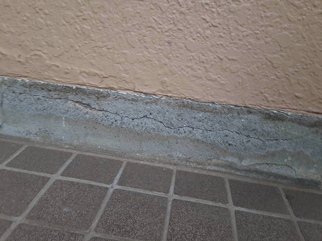住宅の現場調査で建物の荷重を支える基礎にひび割れを確認