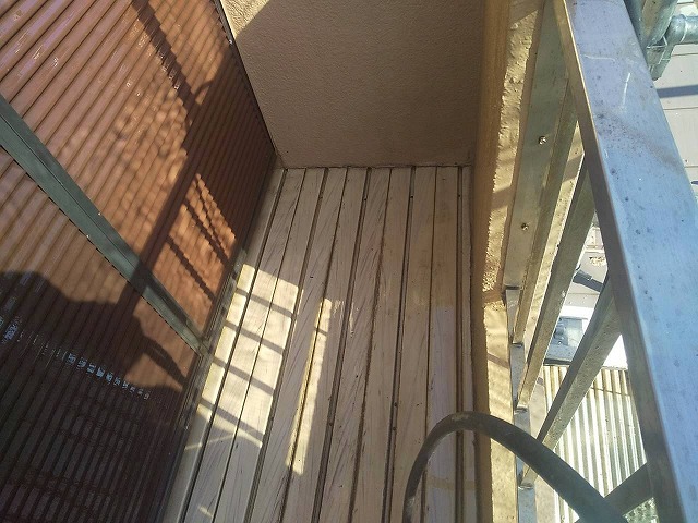 モルタル外壁塗装工事のベランダ床面への高圧洗浄が完了
