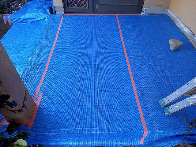 モルタル外壁および付帯部塗装工事の玄関ポーチへの養生