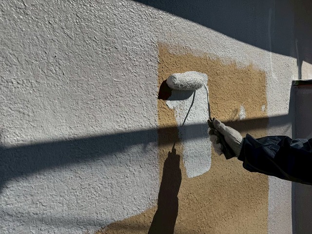 モルタル外壁塗装工事の微弾性フィラーを用いたローラー塗装