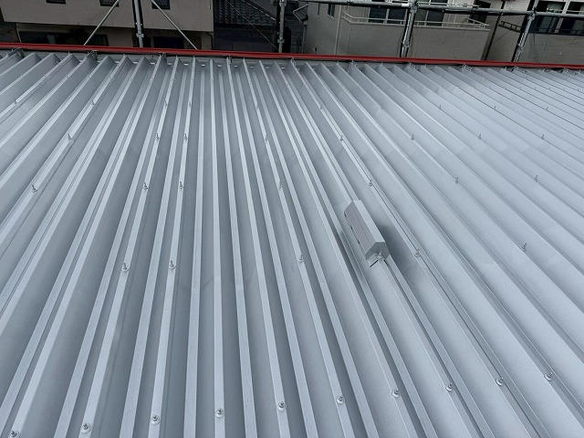 アパート折板屋根塗装工事の「ハイパーユメロックルーフ」を用いた中塗りが完了