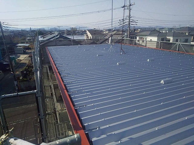 アパート折板屋根塗装工事の3回塗りが完了した状況