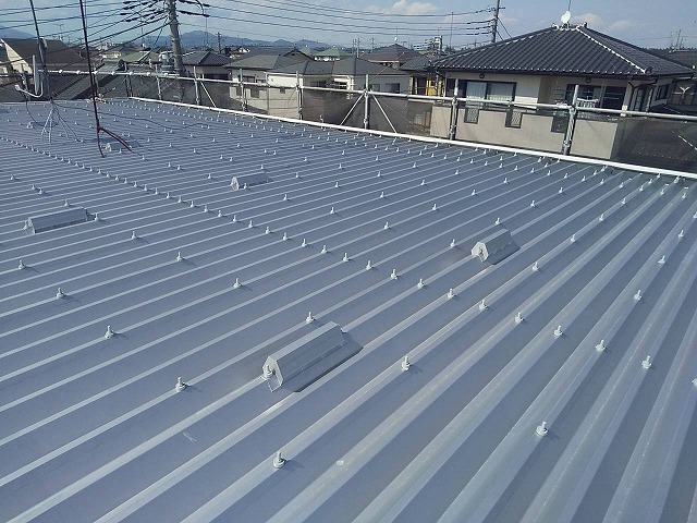 アパート折板屋根塗装工事のボルトキャップの取り付けが完了