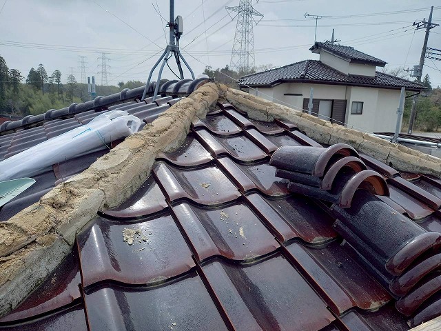 屋根棟瓦取り直し工事で既存棟瓦を取り外した後に確認した漆喰ひび割れ状況