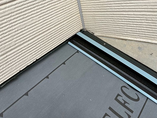 住宅屋根カバー工事で下屋根の壁取り合い部への先付け部材取り付け