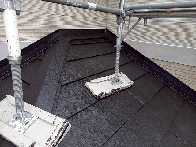 住宅屋根カバー工事で壁取り合い部への壁押さえ役物の設置が完了
