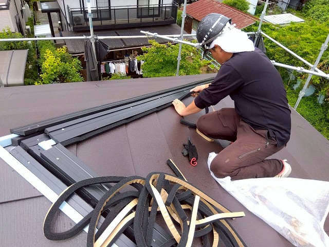 横雨の浸入を防ぐために貫板に沿ってスポンジ状の防水シーラーを取り付けている様子