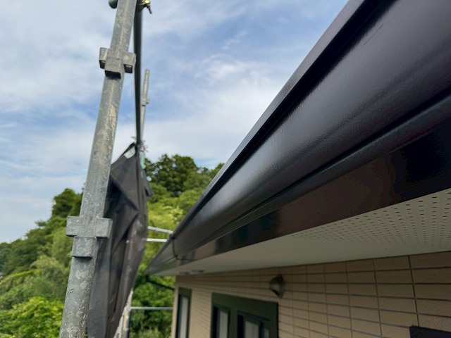 軒樋への塗装が完了してツヤのある美しい仕上がり