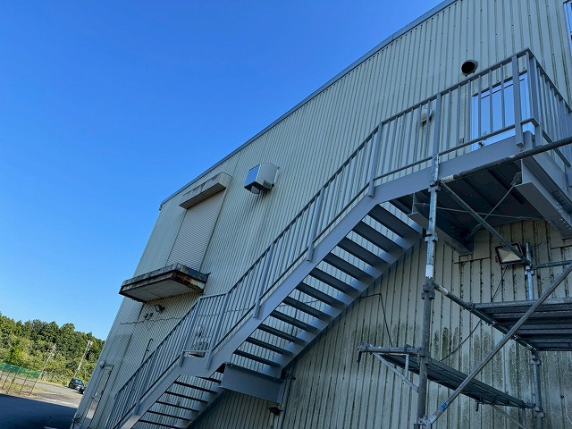 3回塗りによるメンテナンスが完了した工場鉄骨階段の全景