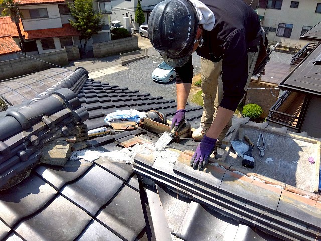 職人がのし瓦を数段積み上げながら南蛮漆喰で成形している様子